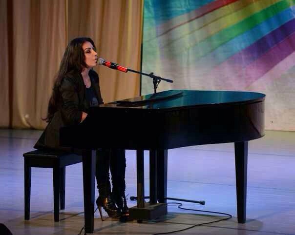 Эстрадно-джазовая вокалистка, ведущая