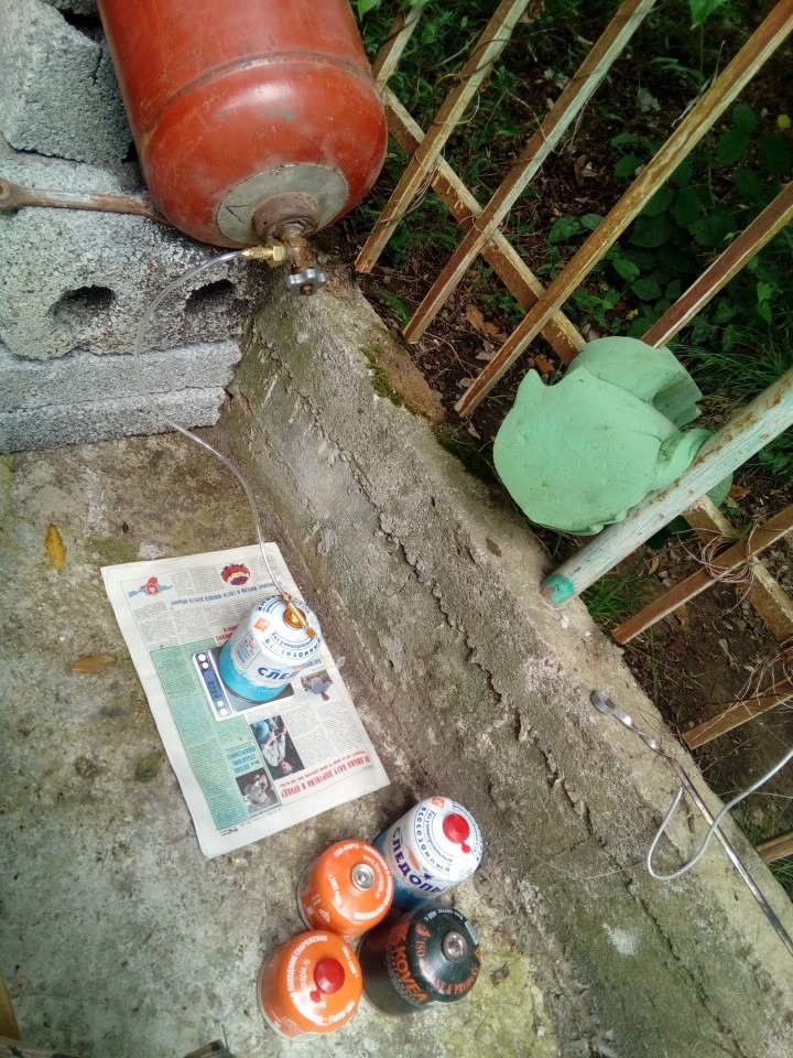 Заправка туристических газовых баллончиков. 