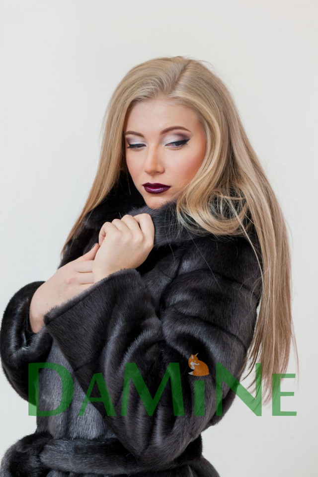 Шубка под графитовую норку в полоску с капюшоном