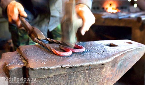 Требуются кузнец и сварщик