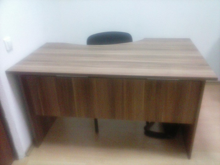 Продам офисный стол, тумбу, стулья