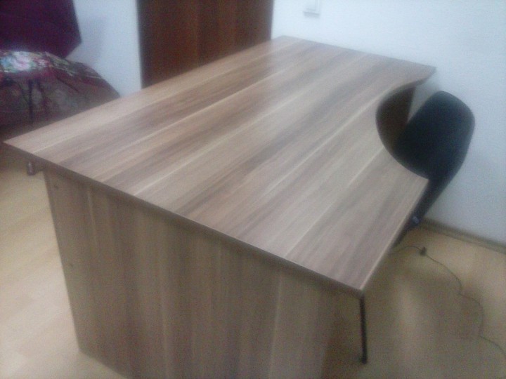 Продам офисный стол, тумбу, стулья