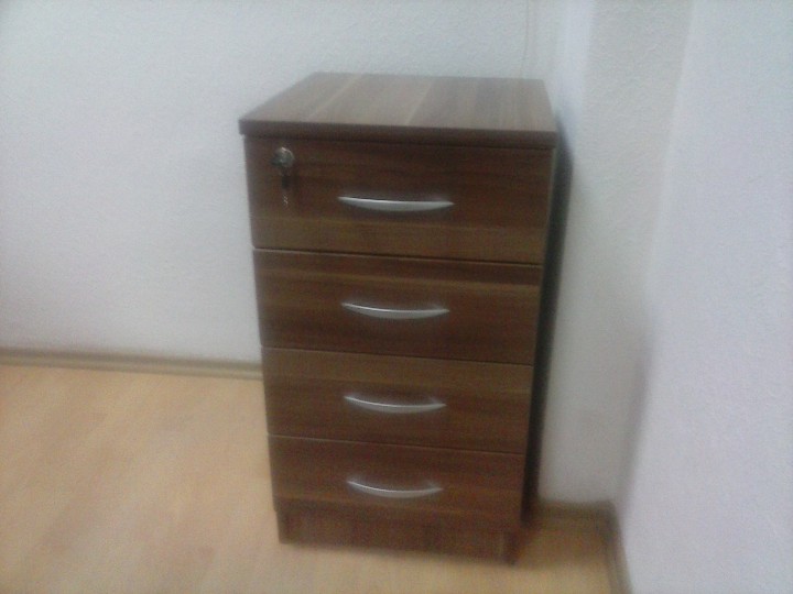 Продам офисный стол, тумбу, стулья