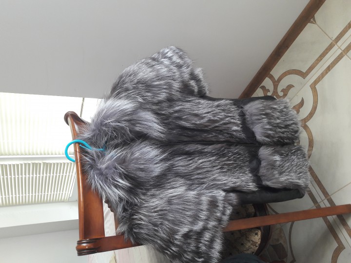 Продам меховую жилетку из чернобурки ,размер 46