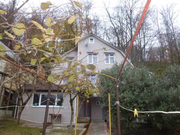 Срочно продам отличный дом у гор и речки 