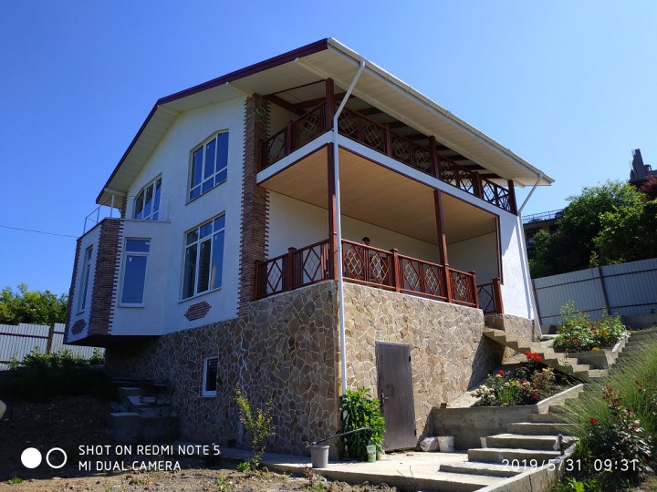 В продаже новый дом в стиле шале в центре Сочи.