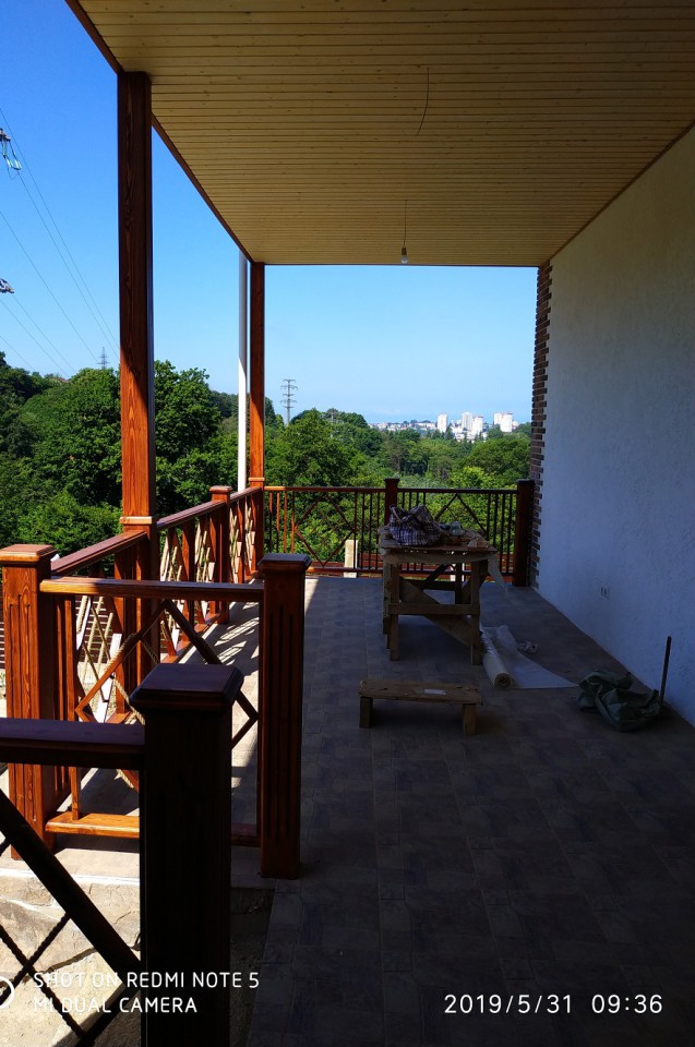 В продаже новый дом в стиле шале в центре Сочи.