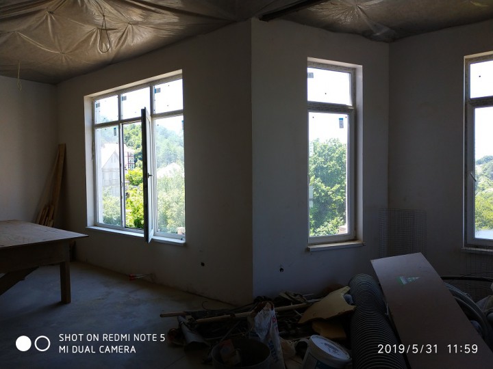 В продаже новый дом в стиле шале в центре Сочи.