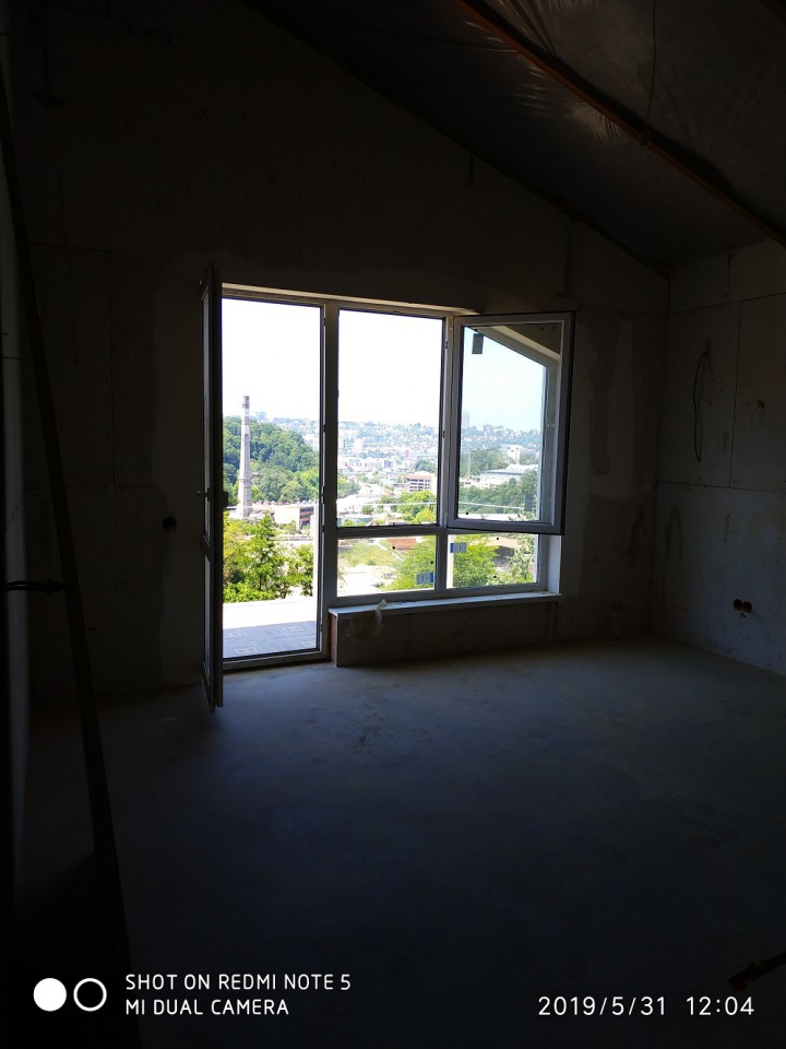 В продаже новый дом в стиле шале в центре Сочи.