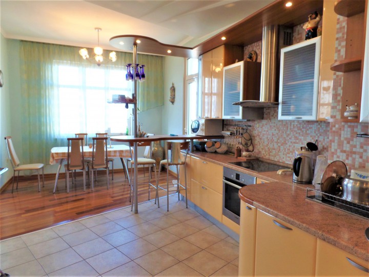 Продается 4-х комнатная квартира в элитном доме в центре Сочи, у