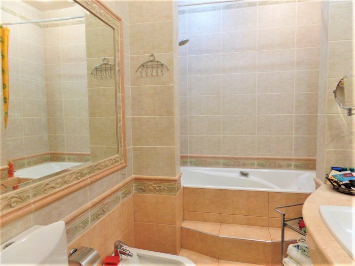 Продается 4-х комнатная квартира в элитном доме в центре Сочи, у