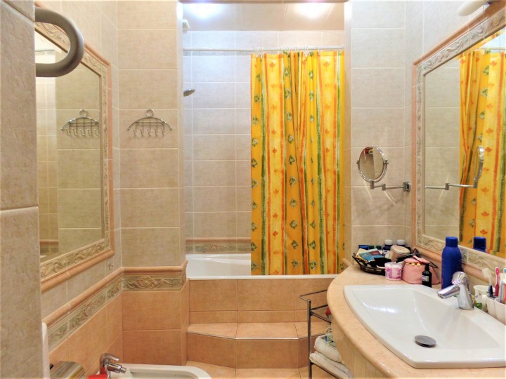 Продается 4-х комнатная квартира в элитном доме в центре Сочи, у