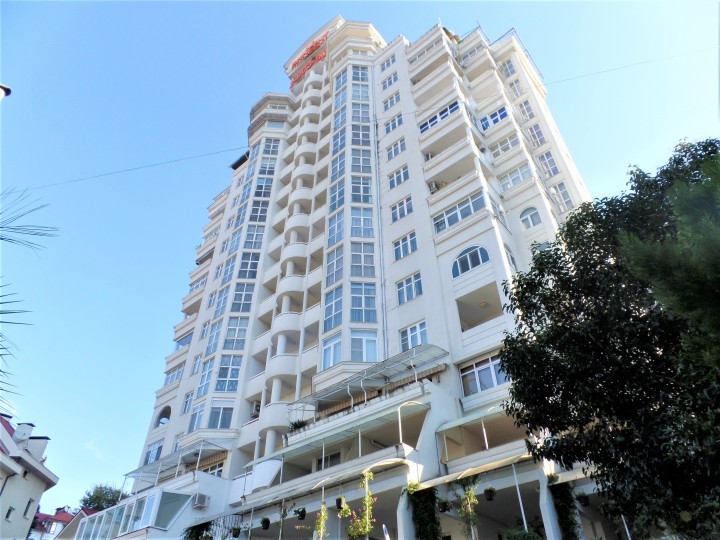 Продается 4-х комнатная квартира в элитном доме в центре Сочи, у