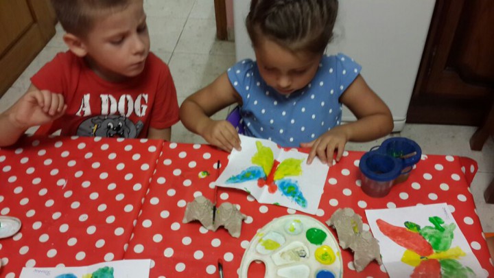 Воспитатель в мини детский сад.