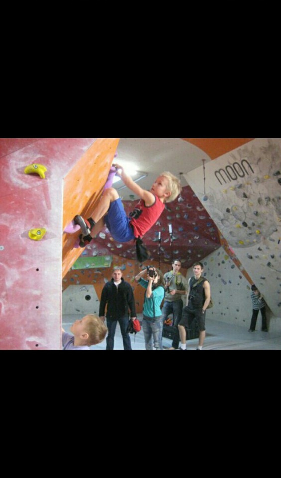 Набор детей по скалолазанию.