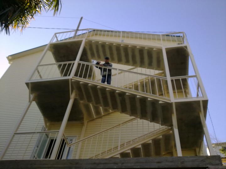 Навесы с поликарбонатом,забор секционный,лестница металлическая,