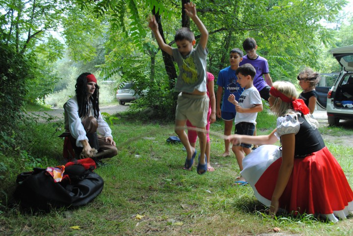 Требуются молодые. энергичные. инициативные люди