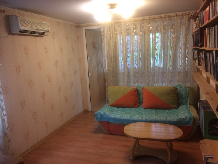 Сдаю длительно 2-х комнатную в самом центре по ул Роз. Собственн