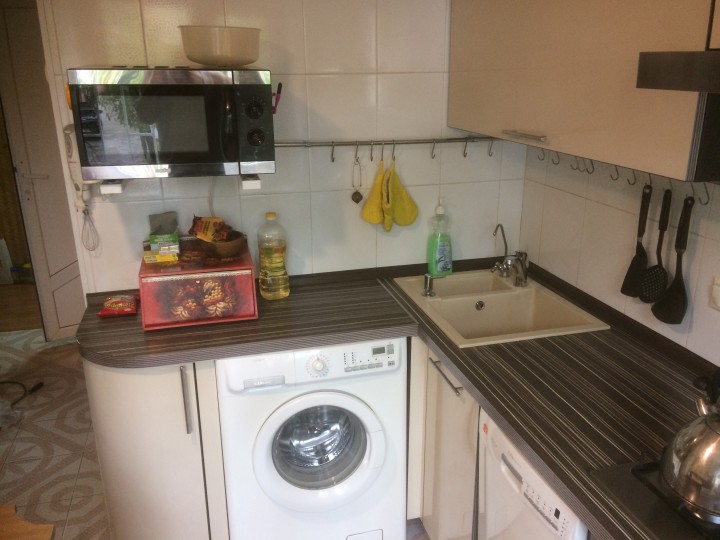 Сдаю длительно 2-х комнатную в самом центре по ул Роз. Собственн