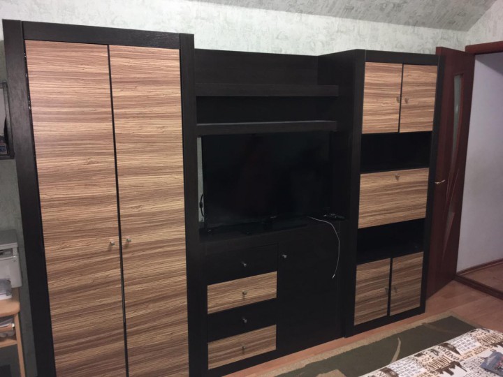 Стенка в гостиную с журнальным столиком