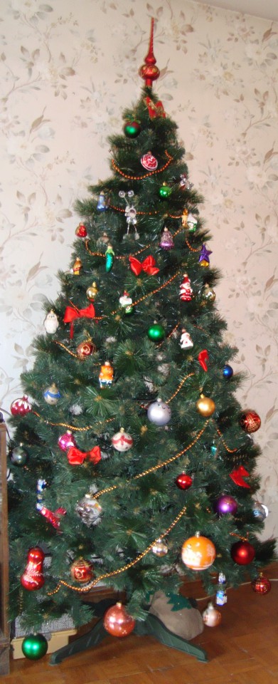 Ель искусственная, в отличном состоянии.