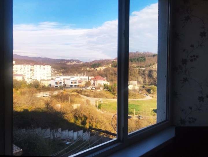 Просторная полуторка с видом на город и на море