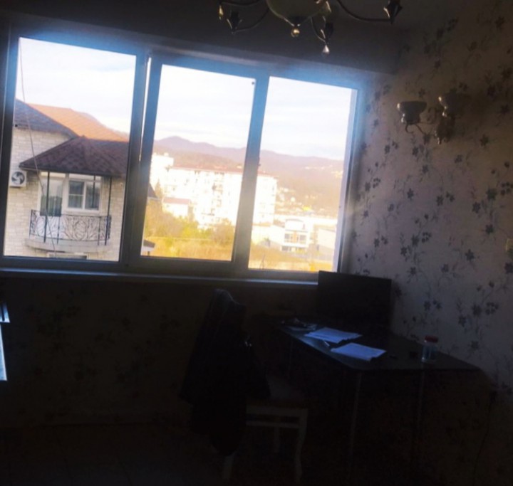 Просторная полуторка с видом на город и на море