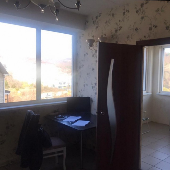 Просторная полуторка с видом на город и на море