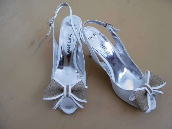 Продам белые  босоножки 35 р-ра