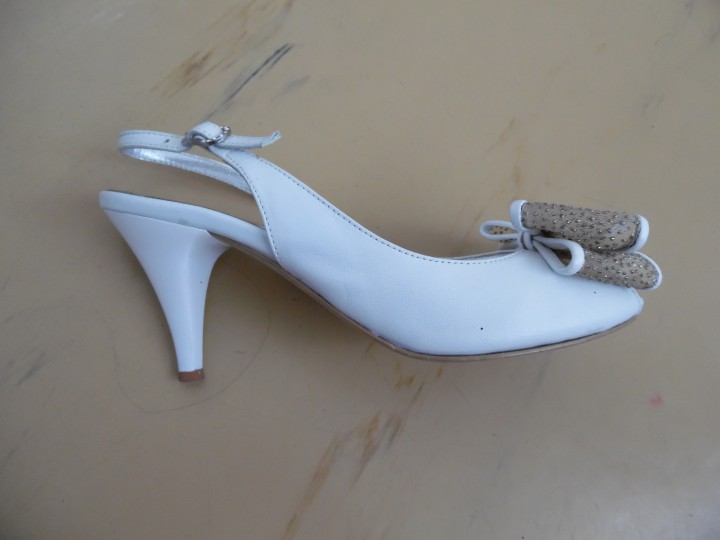 Продам белые  босоножки 35 р-ра