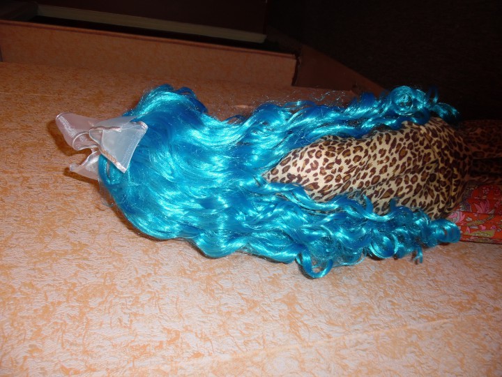 Продаю ярко-голубой парик