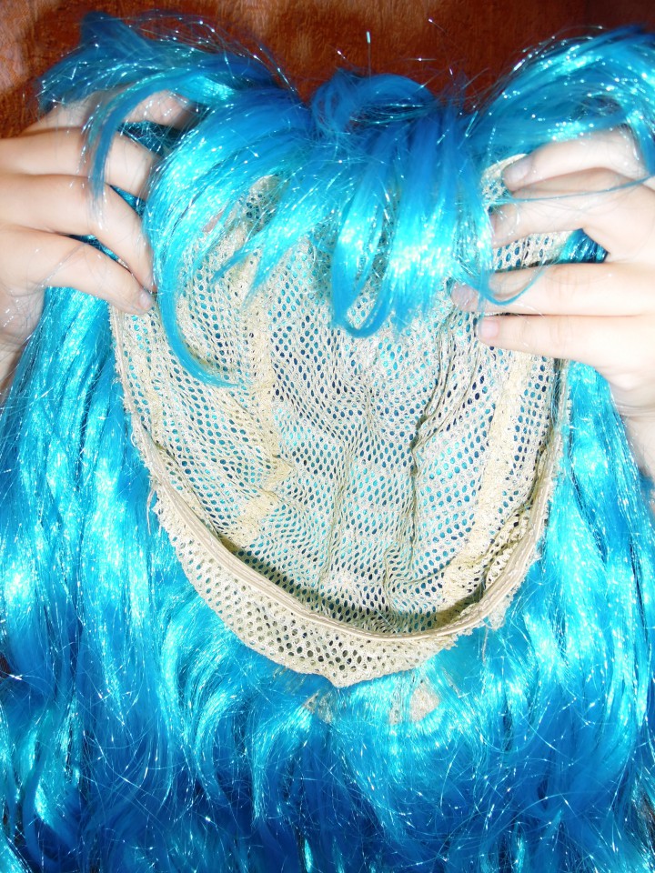Продаю ярко-голубой парик