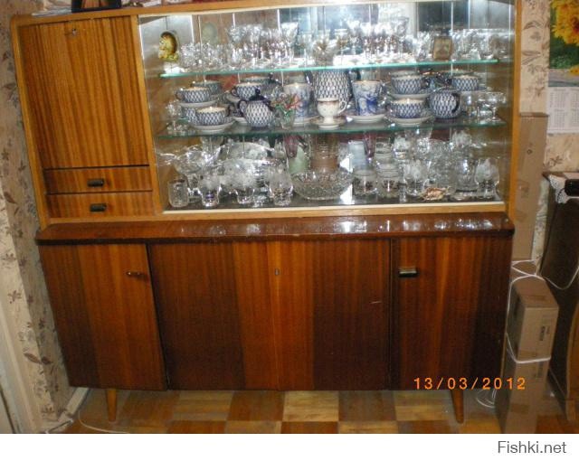 За самовывоз или небольшие деньги ищу старый советский сервант. 