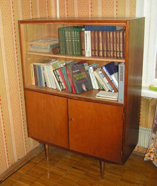 За самовывоз или небольшие деньги ищу старый советский сервант. 