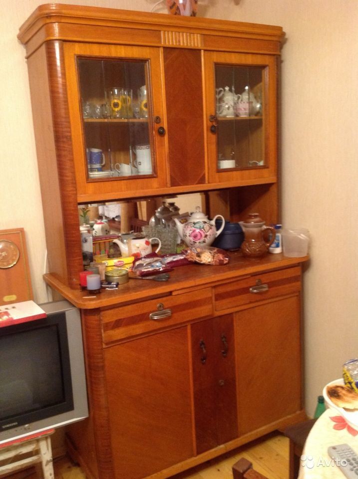 За самовывоз или небольшие деньги ищу старый советский сервант. 