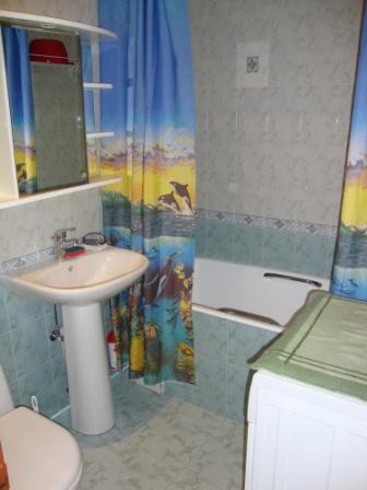 Сдается квартира в частном доме.