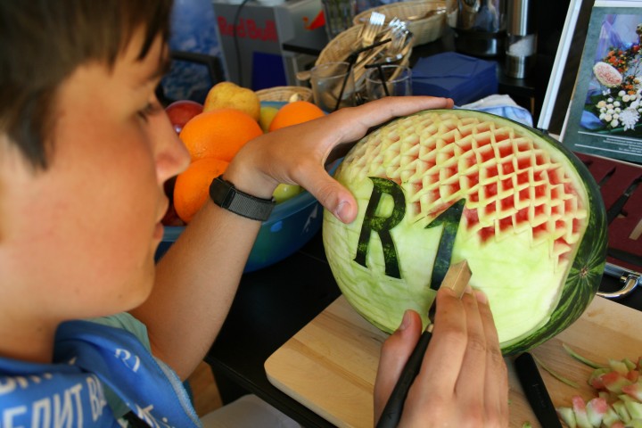 Художественная резьба по фруктам и овощам (карвинг)