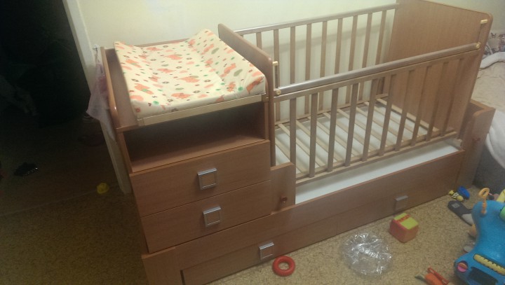 Кроватка-трансформер с продольным маятниковым механизмом.