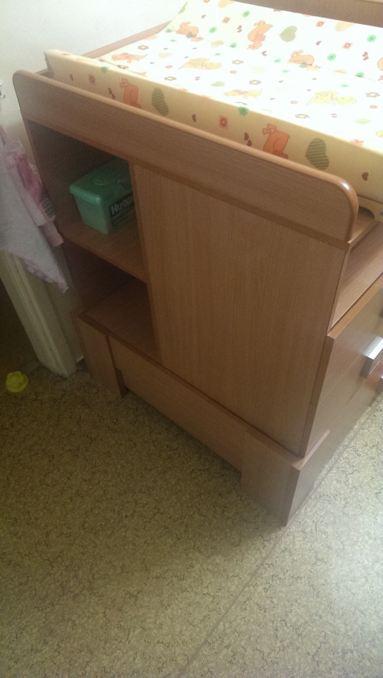 Кроватка-трансформер с продольным маятниковым механизмом.