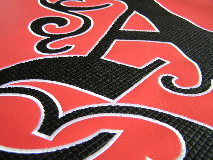 Вышивка логотипов на крое