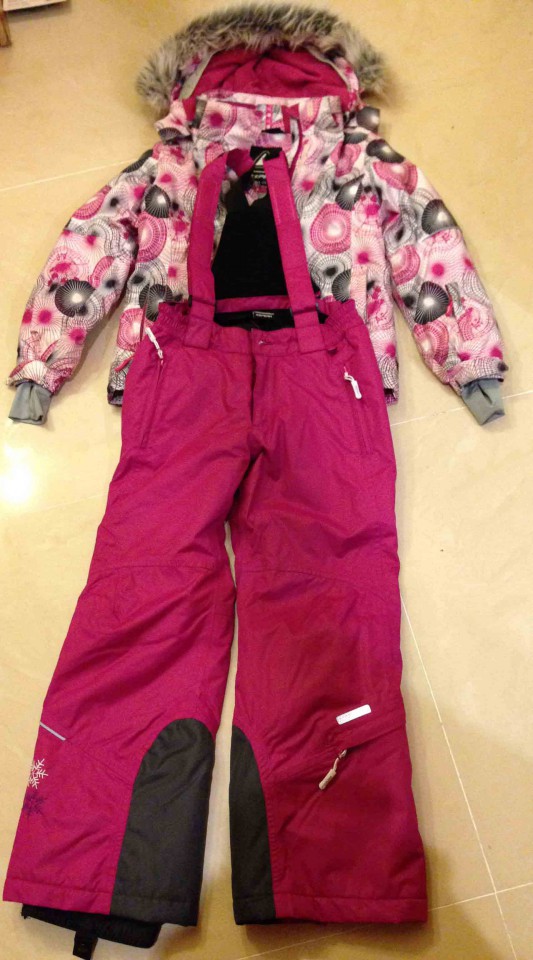 Продаю детский горнолыжный костюм и шлем