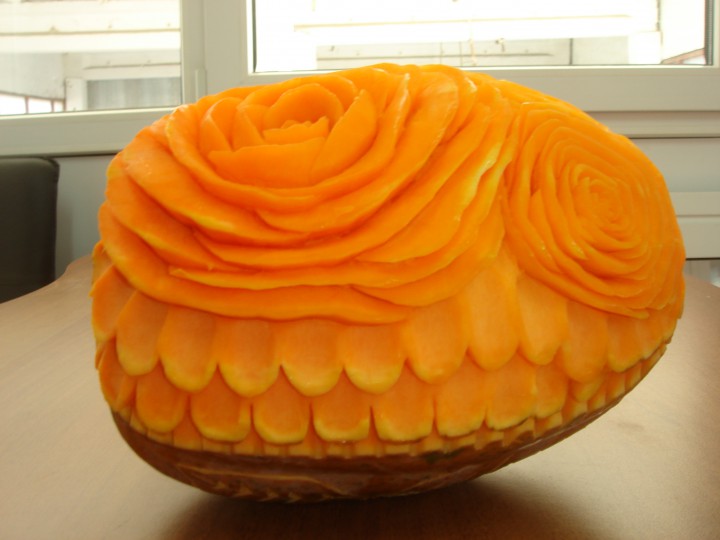 Украшение стола цветами из овощей и фруктов