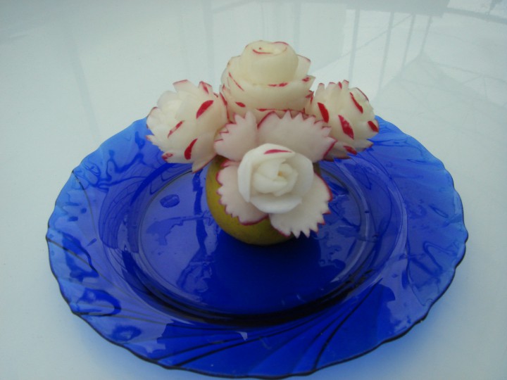 Украшение стола цветами из овощей и фруктов